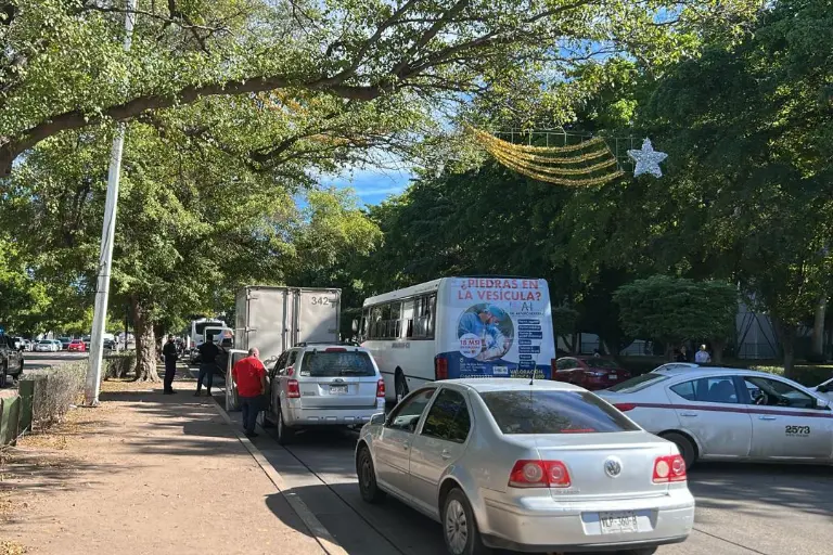 Comuneros de la Presa Santa María bloquean Avenida Insurgentes en Culiacán ante retraso en pago de convenio