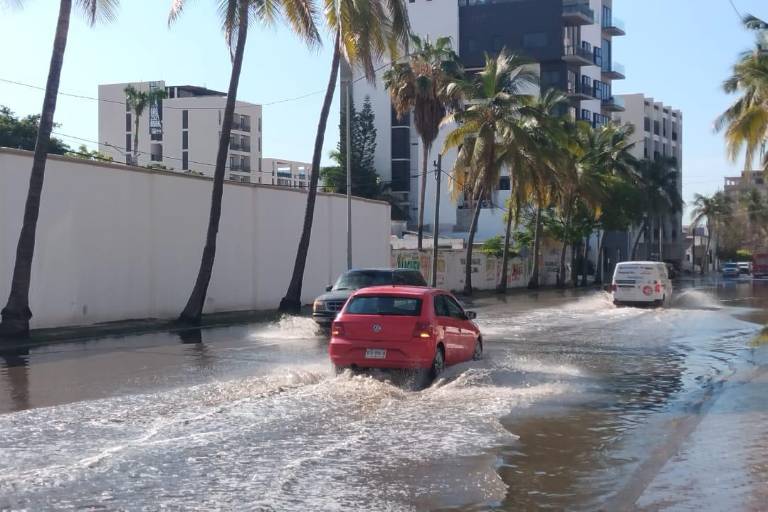 Dura cerca de 14 horas inundación de tramo de la Avenida Cruz Lizárraga tras lluvias en Mazatlán