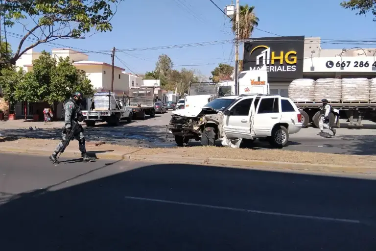 Reconoce FAES a chofer de transporte urbano que auxilió a heridos tras balacera en Culiacán