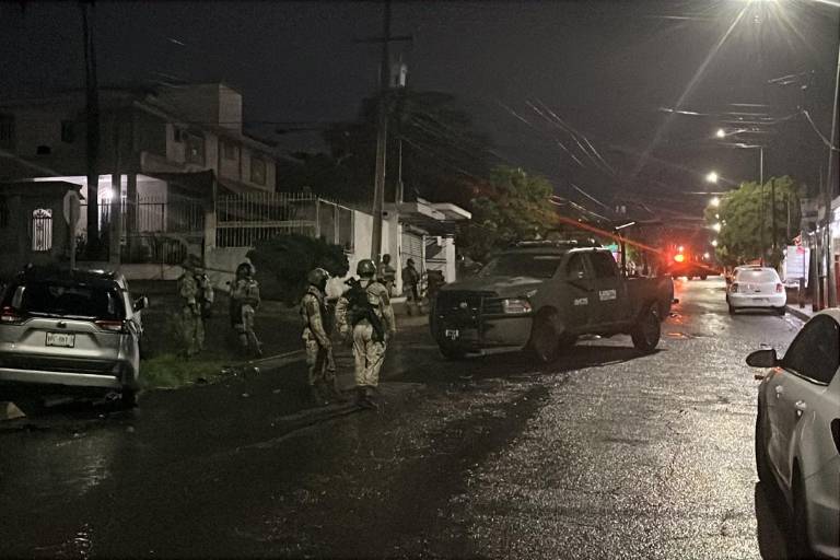 Camioneta asegurada por el Ejército en la colonia Libertad en Culiacán, traía explosivos, armas y ponchallantas