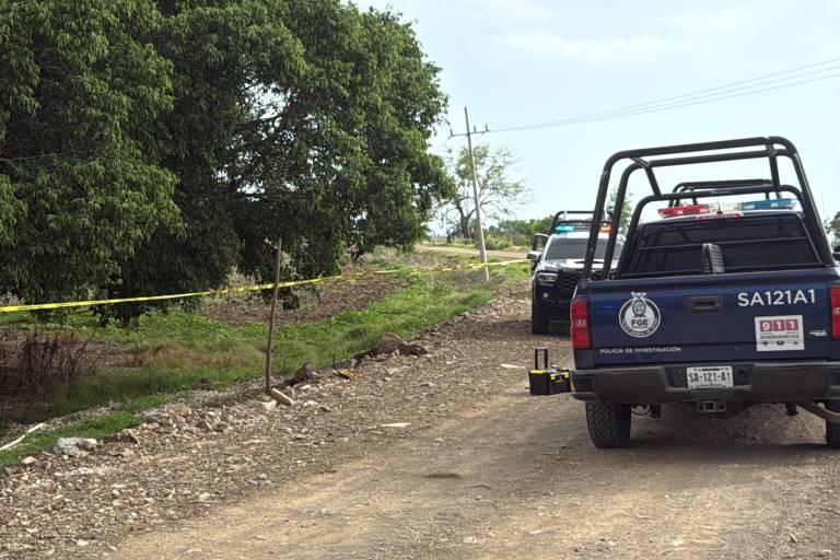 Hallan un hombre asesinado a balazos y con mensaje en cartulina al norte de Culiacán