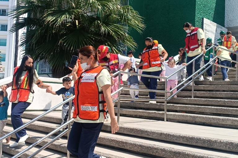 Realizan elementos rescatistas de Mazatlán simulacro de sismo en la guardería del IMSS viejo