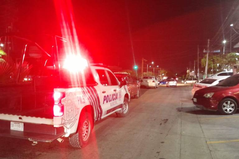 Policías atendieron el ataque a balazos contra tres personas registrado en la colonia Mazatlán II.