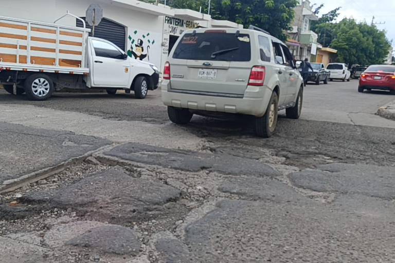 Calle occidental en Escuinapa se llena de baches