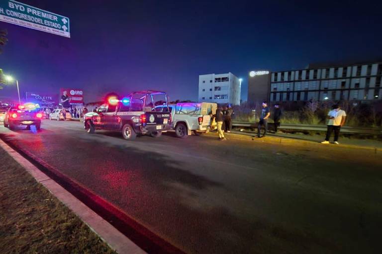 Autoridades de investigación acudieron al sitio del accidente para realizar las diligencias y recabar indicios.