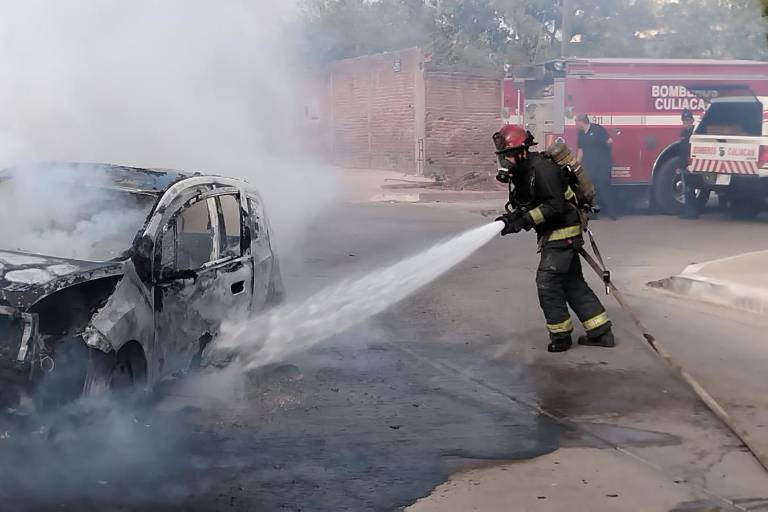 Vehículo queda calcinado tras chocar contra un poste en la colonia El Vallado, en Culiacán