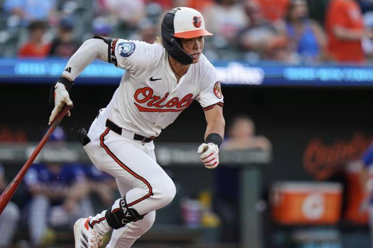 Rogers domina y Holliday jonronea en blanqueada de Orioles sobre Rangers