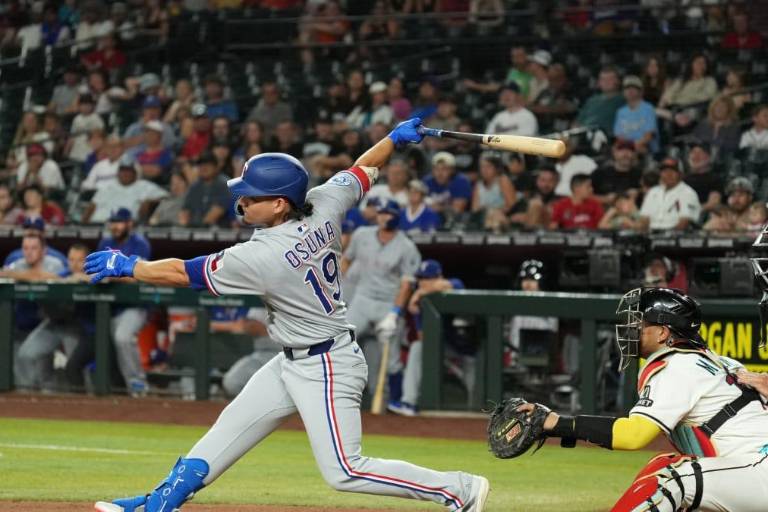 Sinaloense Alejandro Osuna lleva a los Rangers a la victoria en entradas extras