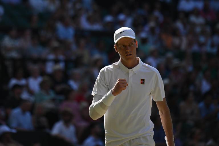 Sinner alcanza números de leyenda al vencer a Djokovic