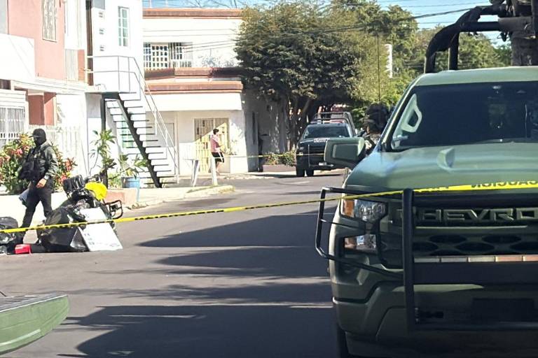 Asesinan a motociclista mientras revisaba bolsas de basura en la colonia Campiña, en Culiacán