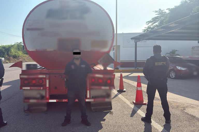 Aseguran tractocamión con 30 mil litros de combustible ilegal en caseta de Concordia