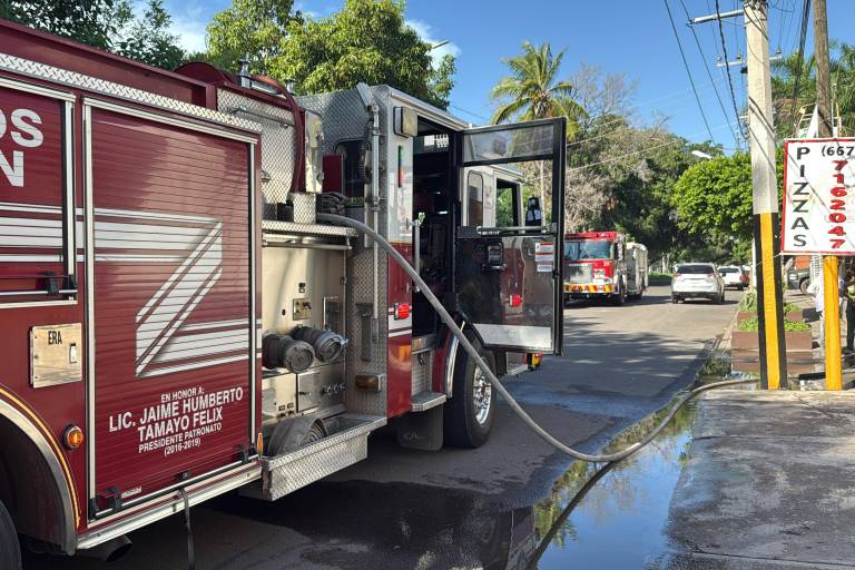 Incendio en vivienda moviliza a bomberos y militares en Las Quintas, en Culiacán