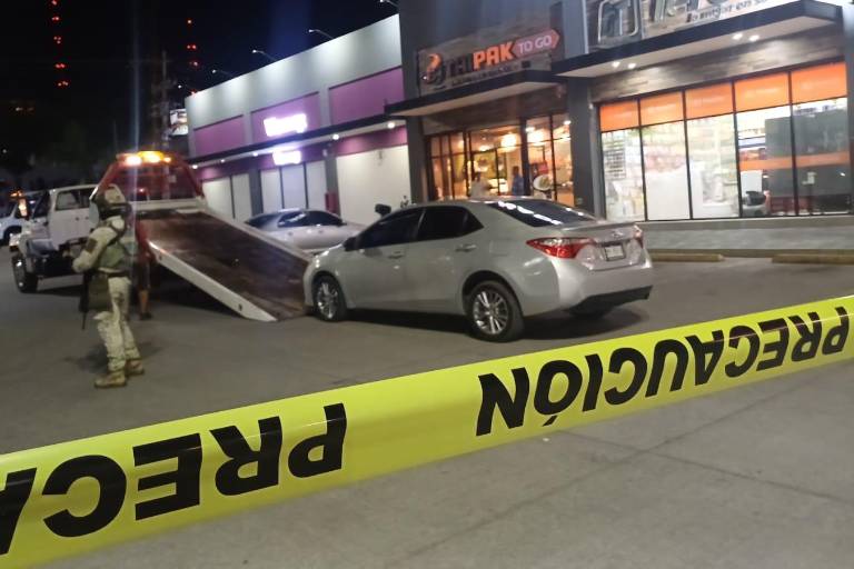 Abandonan auto robado y despojan otro en plaza comercial de Culiacán