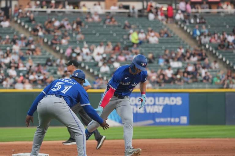 Azulejos conectan tres jonrones para lograr su novena victoria al hilo