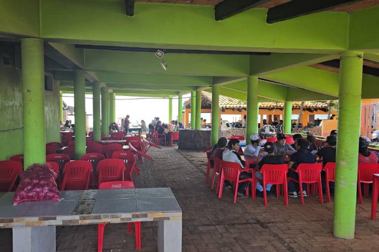 Gestionan nuevos apoyos para restauranteros de Rosario afectados por la inseguridad