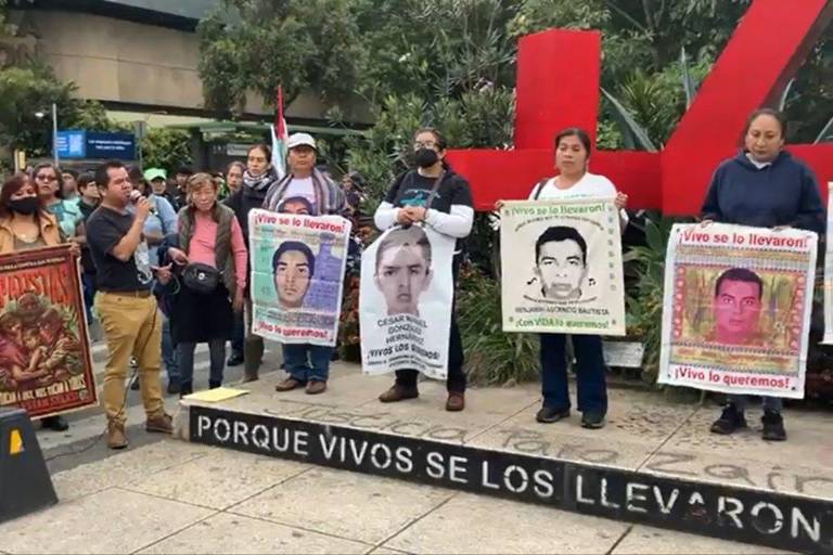 Padres de los 43 normalistas plantean a Sheinbaum destitución del fiscal del caso Ayotzinapa