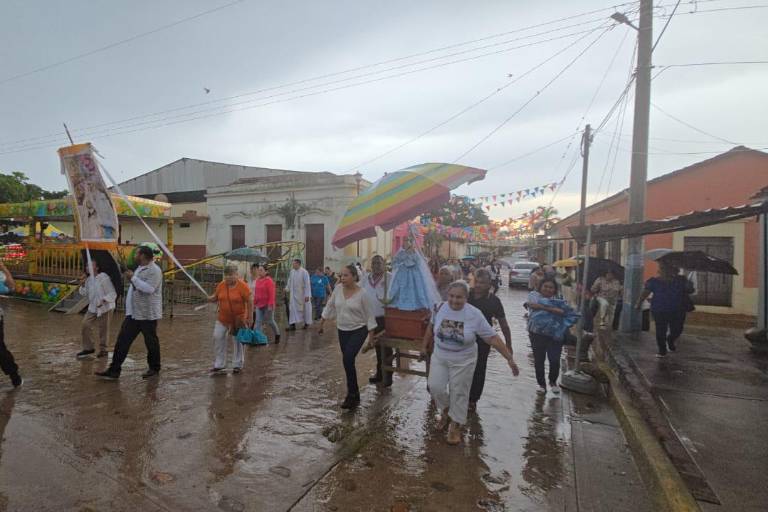 Vecinos de Rosario peregrinan hasta Cacalotán para que la Virgen de Loreto interceda por la paz en Sinaloa