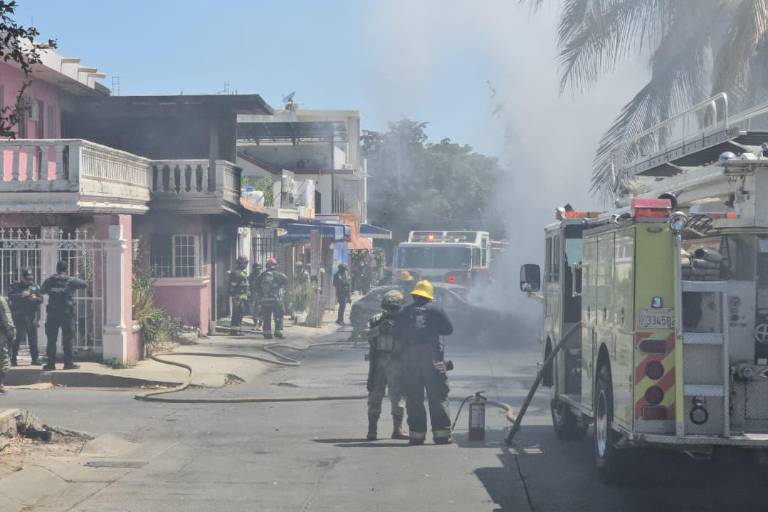 Vandalizan e incendian vivienda tras ataque armado en la Colonia Los Almendros, en Culiacán