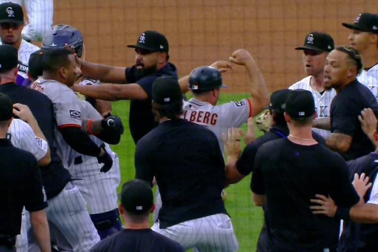Chapman, suspendido un juego por participación en trifulca de Gigantes-Rockies