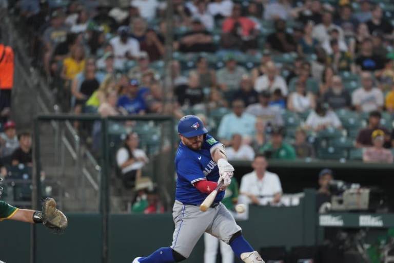 Alejandro Kirk responde en la caja y aporta al triunfo de los Azulejos sobre Atléticos