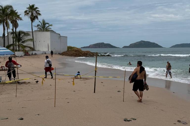 Tras disminución en oleaje, reabren 40% de las playas en Mazatlán