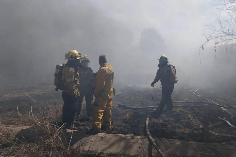 Se incendia una bodega de camiones en la localidad de Limón de los Ramos, en Culiacán
