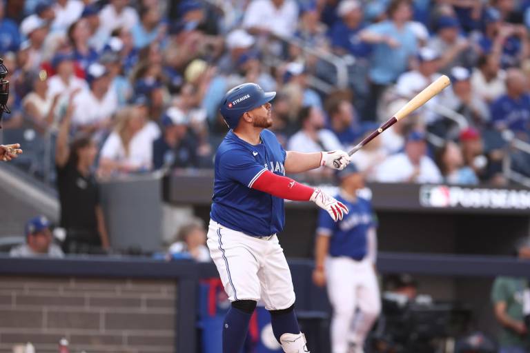Alejandro Kirk hace historia y los Azulejos aplastan a Yanquis en el inicio de la Serie Divisional