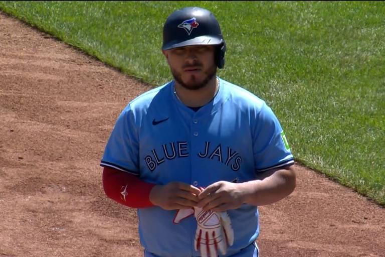 Alejandro Kirk impulsa una carrera, pero los Azulejos no pueden con los Rojos