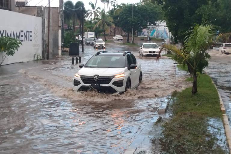 Provocan lluvias inundaciones en tramos de avenidas de Mazatlán