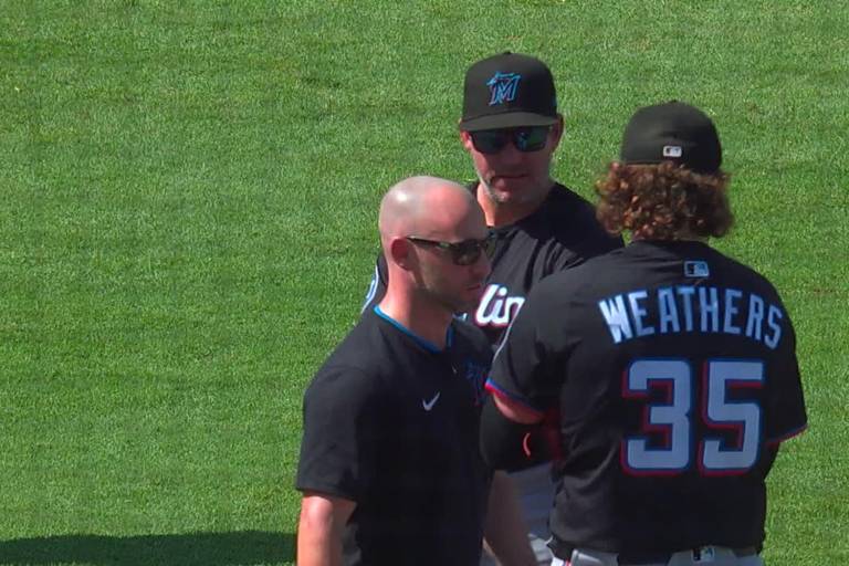 ¡Termina en el suelo! Weathers es golpeado en la cabeza por un tiro de su cátcher a segunda