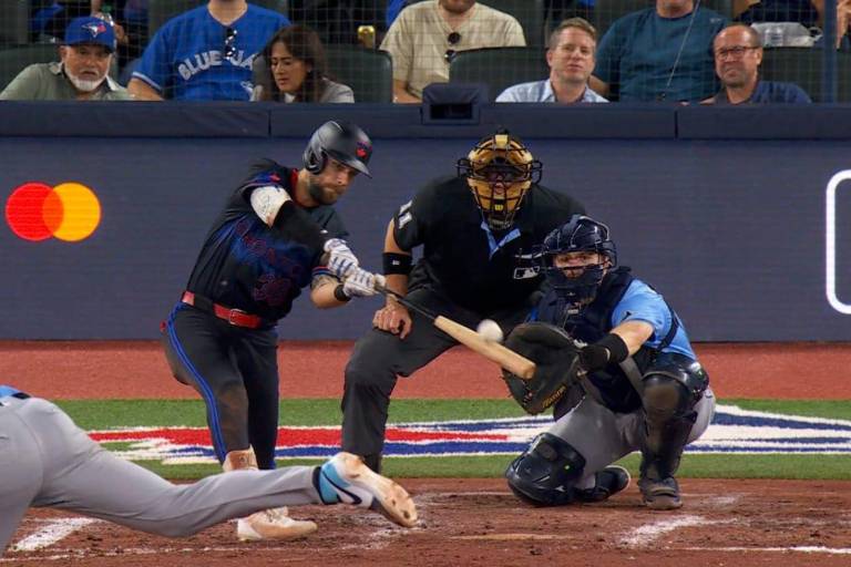 Tablazo de Lukes acerca a Azulejos al título del Este de la Liga Americana