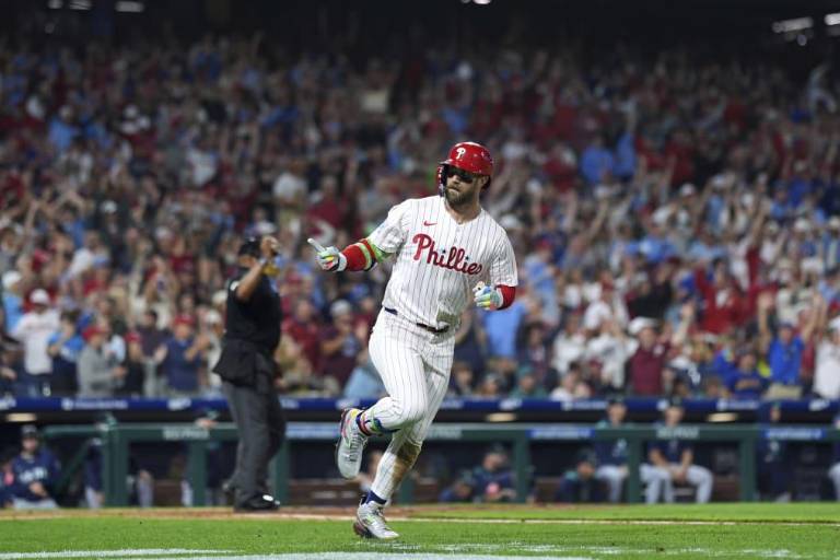 Harper pega dos tablazos de 440 pies en triunfo de Filis sobre Seattle