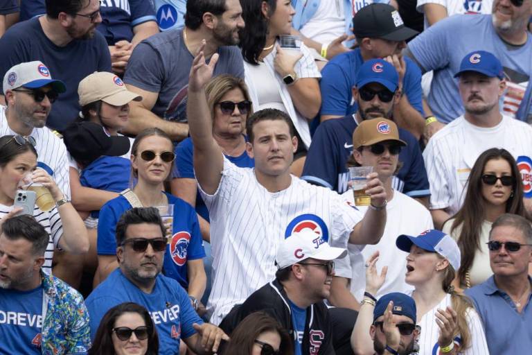 Ballesteros conecta el primer jonrón de su carrera... ¡directo hacia el retirado Rizzo!