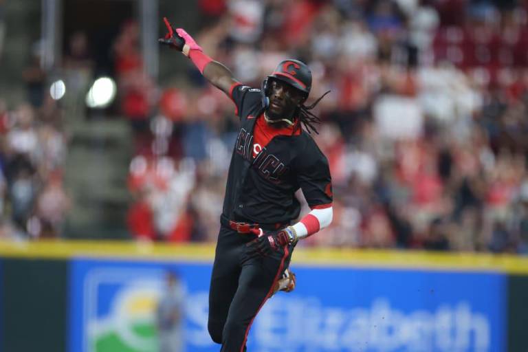 Elly y Steer se vuelan la cerca para impulsar a los Rojos en la lucha por el Comodín