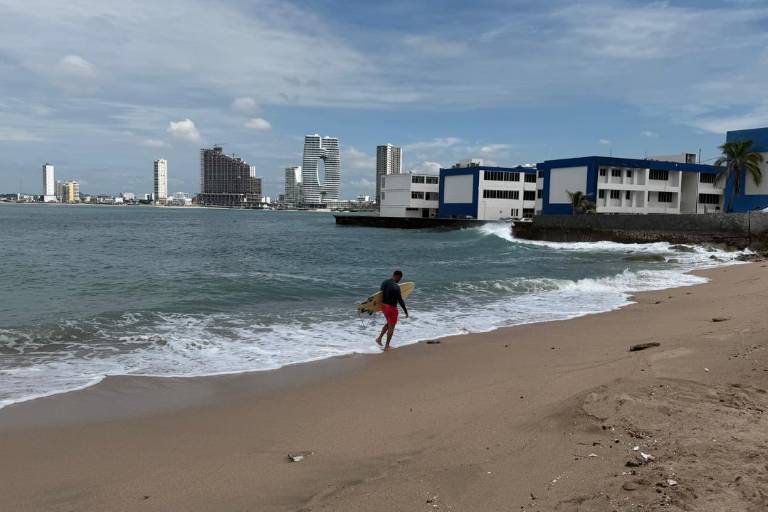 Después de varios días de oleaje intenso, este miércoles se reabrieron a los bañistas algunas playas de Mazatlán.
