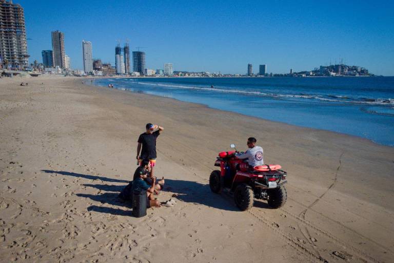 Salvan a turista de Guadalajara que fue jalado por el fuerte oleaje a 250 metros mar adentro, en Mazatlán