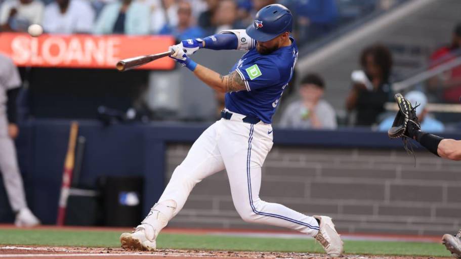 Azulejos barren a Yanquis y quedan solos en la cima del Este por primera vez desde el 2016