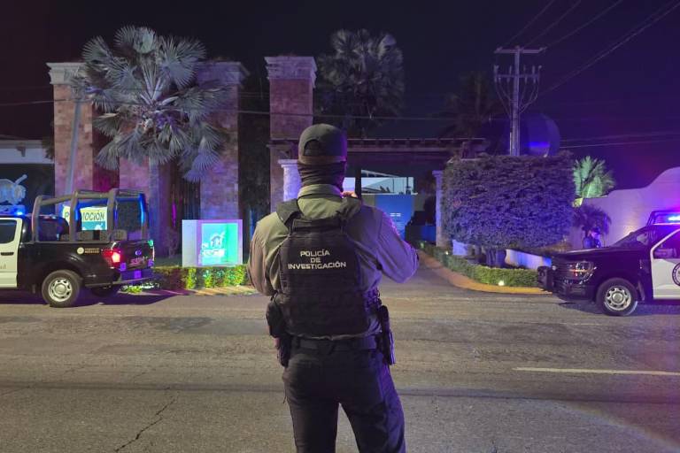 Elementos de seguridad arribaron al área frente a un motel de la salida norte de Culiacán tras el ataque armado con un empleado.