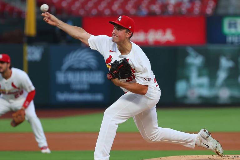 Novatos McGreevy y Saggese guían a Cardenales a blanqueada sobre Rojos