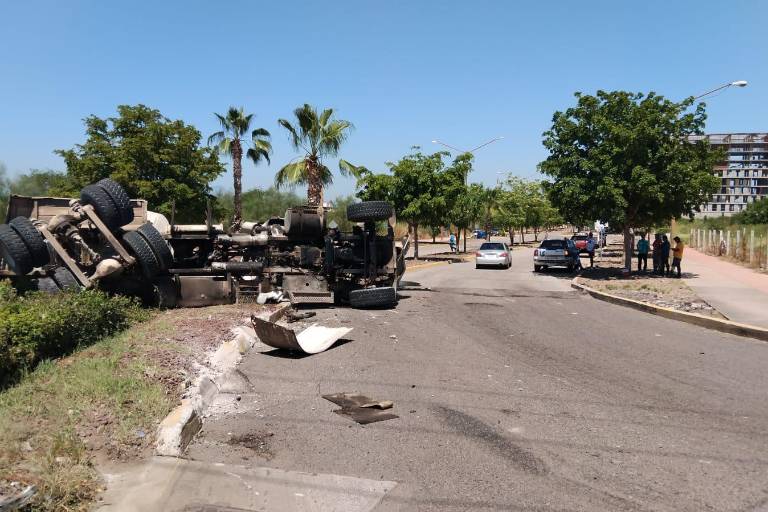 Vuelca camión mezclador de cemento en la entrada a Punta Azul, al sur de Culiacán