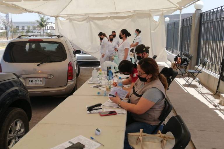 Desde la comodidad de su auto, asisten a vacunarse contra el Covid en Culiacán