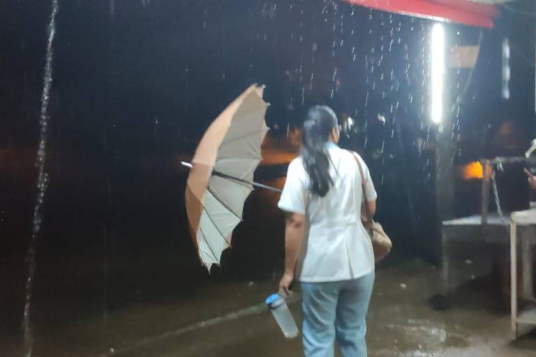 Lluvia ‘pega’ en Mazatlán y afecta llegada a tiempo de personas a sus trabajos
