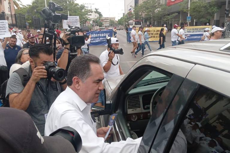 Arman ‘acarreo’ en la UAS para acudir a audiencia inicial del Rector y abogado