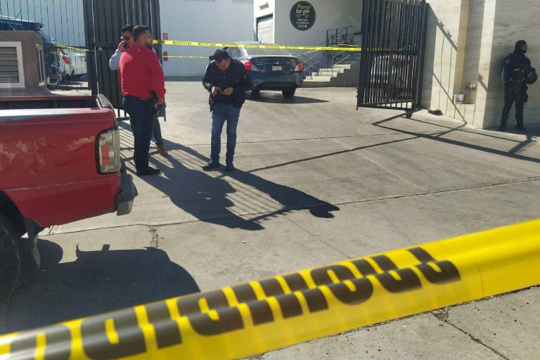 Asesinan a balazos a hombre en estacionamiento de restaurante de Culiacán