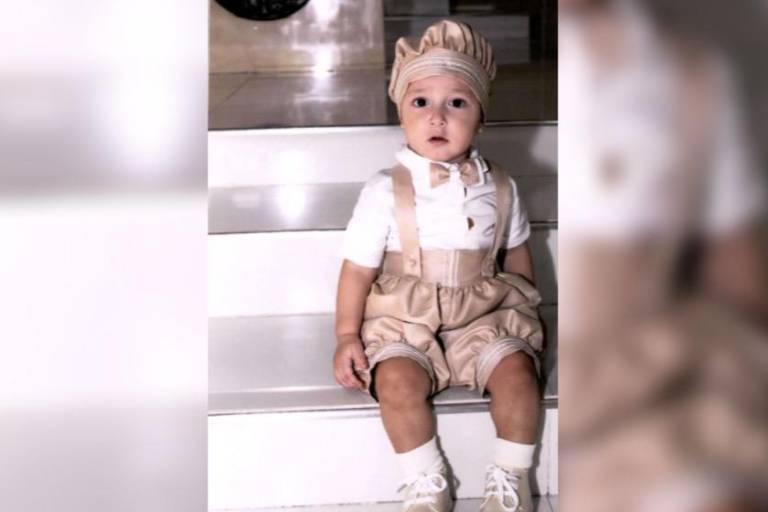 Íker Alexander recibe el sacramento del bautismo