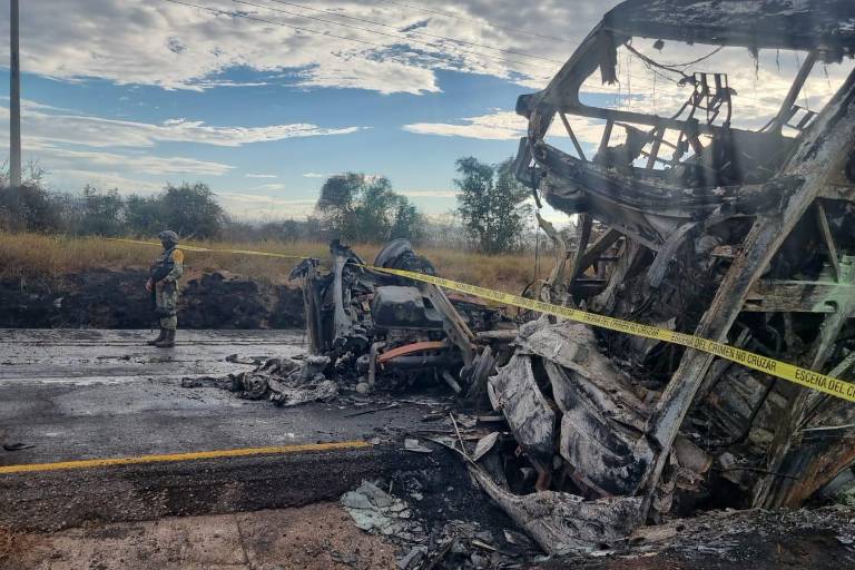 Esposa e hijo de mánager de Charros de Jalisco, entre los pasajeros de camión accidentado cerca de Elota