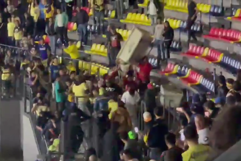Se desata bronca en la grada del Estadio Azteca (VIDEO)