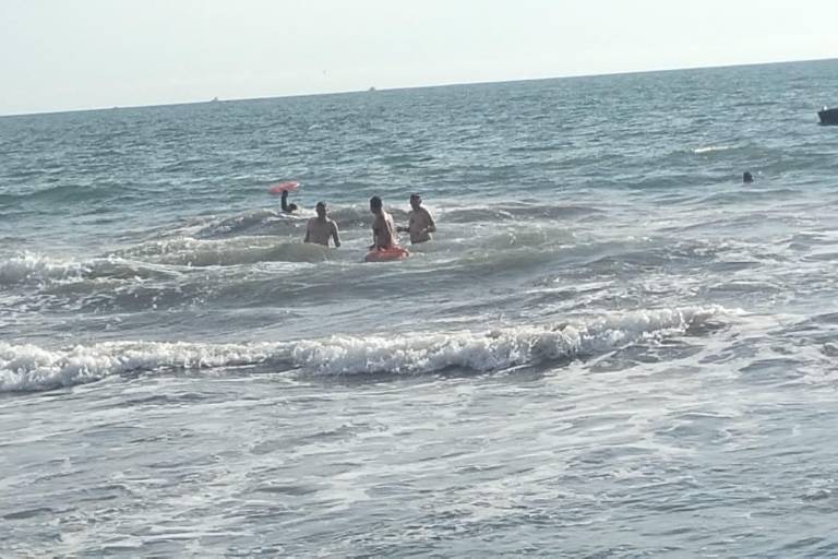 Rescatan Salvavidas de Mazatlán a personas del mar durante operativo este domingo