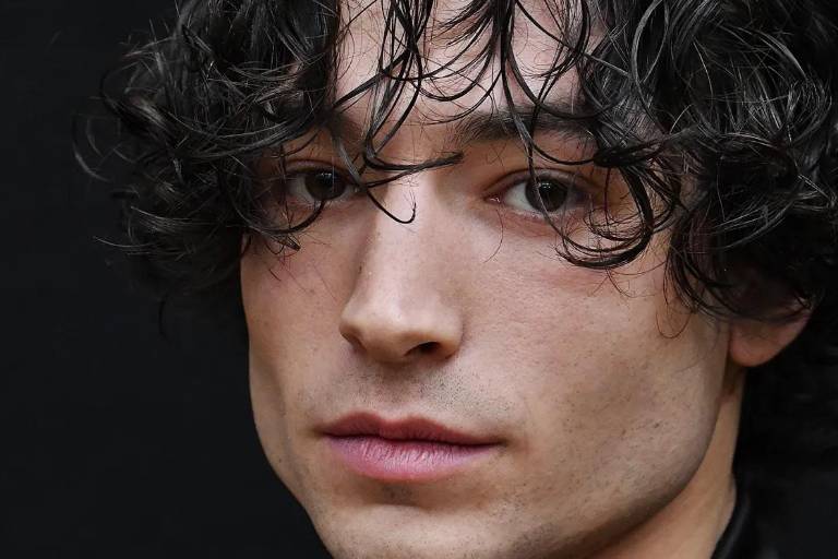 Ezra Miller se declara culpable de allanamiento de morada, la corte le descarta dos cargos