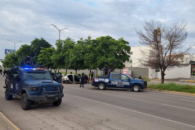 Abandonan auto tras accidente en el sector Tres Ríos, en Culiacán